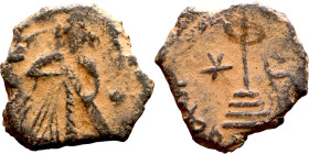 al-Malik ibn Marwan (687-705) Follis. Obverse: Imperial figure. Reverse: Modified cross potent set on steps