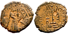 al-Malik ibn Marwan (687-705) Follis. Obverse: Imperial figure. Reverse: Modified cross potent set on steps