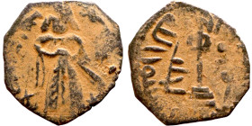 al-Malik ibn Marwan (687-705) Follis. Obverse: Imperial figure. Reverse: Modified cross potent set on steps