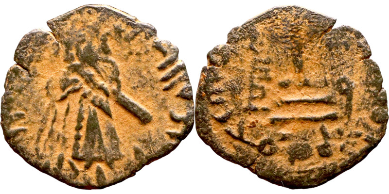 al-Malik ibn Marwan (687-705) Follis. Obverse: Imperial figure. Reverse: Modifie...