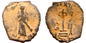 al-Malik ibn Marwan (687-705) Follis. Obverse: Imperial figure. Reverse: Modified cross potent set on steps