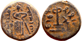 al-Malik ibn Marwan (687-705) Follis. Obverse: Imperial figure. Reverse: Modified cross potent set on steps