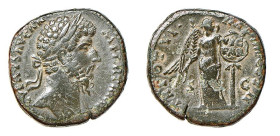 LUCIO VERO (161-169) SESTERZIO gr.24,2 - D/Testa laureata a d. L VERVS AVG AR MPARTH MAX. R/La Vittoria stante d. scrive sullo scudo appoggiato su una...