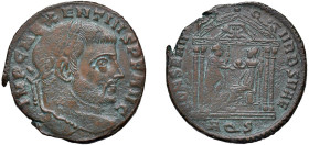 MASSENZIO (306-312) FOLLIS - Zecca Aquileia - D/Testa laureata a d. IMP C MAXENTIVS P F AVG R/Tempio tetrastilo con all'interno del quale siede a s. R...