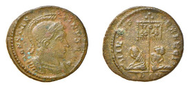 CONSTANTINO I (307-337) FOLLIS - Zecca Londinium - D/Testa elmata e corazzata a d. CONSTANTINVS AVG R/Uno stendardo con la scritta VOT / XX e in basso...