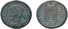 COSTANTINO II (337-340) FOLLIS 326 - Zecca Roma - D/Busto laureato a d. , drappeggiato e corrazzato CONSTANTINVS IVN NOB C R/Porta di campo con due to...