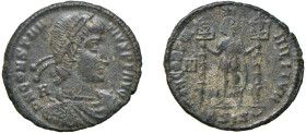 COSTANZO II (334-361) FOLLIS- Zecca Siscia - D/Busto diademato, drappeggiato e corazzato a d. con A dietro. DN CONSTANTIVS PF AVG R/Costanzo è in pied...