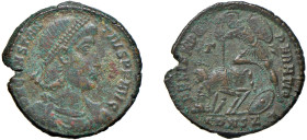 COSTANZO II (334-361) FOLLIS- Zecca Costantinopoli - D/Busto a d. drappeggiato e corazzato con diadema di perle DN CONSTANTIVS PF AVG R/Soldato che tr...