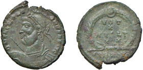 GIULIANO II Augusto (361-363) FOLLIS 361-3 - Zecca Roma - D/Busto a s. con elmato e corazzato con diadema di perle mentre tiene scudo e lancia. DN FL ...