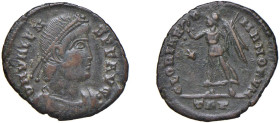 VALENTE (364-378) AE3 364-7 - Zecca Treviri - D/Busto a d. drappeggiato e corrazzato con diadema di perle DN VALEN_S PF AVG R/La Vittoria andante a s....
