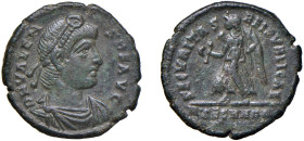 VALENTE (364-378) AE3 367-75 - Zecca Roma - D/Busto a d. drappeggiato e corrazzato con diadema di perle, DN VALENS PF AVG R/La Vittoria andante a s. c...