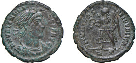 VALENTE (364-378) AE3 364-7 - Zecca Roma - D/Busto a d. drappeggiato e corrazzato con diadema di perle, DN VALENS PF AVG R/La Vittoria andante a s. ti...