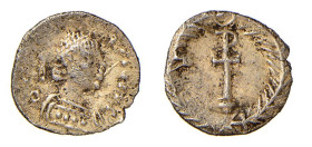 GIUSTINIANO I (527-565) MEZZA SILIQUA gr.0,42 - Zecca Ravenna - D/Busto diademato e drappeggiato DN IVSTINI-ANVS P R/Entro corona il Cristogramma - Ar...