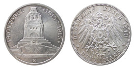 GERMANIA - SACHSEN - FEDERICO AUGUSTO III (1913) 3 MARKS 1913 E - D/Monumento 18 OKTOBER *1813=1913= Sotto E R/Aquila spiegata - Ar - J.140 FDC/SPL+