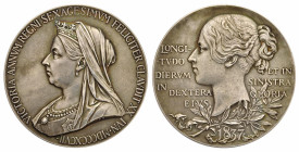 GRAN BRETAGNA - REGINA VITTORIA (1837-1901) MEDAGLIA IN AR - DIAMOND JUBILEE ANNO 1897 -D/Busto della regina coronato e velato a s. R/Testa delle regi...