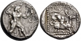 Baalmelek II, 425 – 400. Siglos circa 425-400, AR 10.90 g. Heracles advancing r., wearing lion’s skin and holding in r. hand club and bow in l. Rev. l...