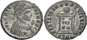 Crispus caesar, 316 – 324. Follis, Treveri 323, Æ 2.90 g. IVL CRIS – PVS NOB C Laureate and mantled bust r., holding eagle tipped sceptre. Rev. BEATA ...