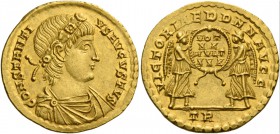 Constantius II, 337 – 361. Solidus, Treviri 347-348, AV 4.49 g. CONSTANTI – VS AVGVSTVS Laurel, rosette-diademed, draped and cuirassed bust r. Rev. VI...