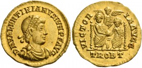 Valentinian II, 375 – 392. Solidus, Treviri 378-383, AV 4.47 g. D N VALENTINIANVS IVN P F AVG Pearl-diademed, draped and cuirassed bust r. Rev. VICTOR...