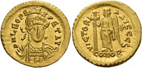 Leo I, 457 – 474. Solidus, Constantinopolis 462 or 466, AV 4.49 g. D N LEO PE – RPET AVG Helmeted, pearl-diademed and cuirassed bust facing three-quar...