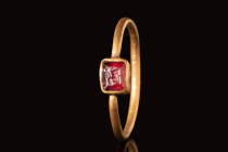 SASANIAN GOLD RING WITH RED GARNET INTAGLIO DEPICTING A RECUMBENT STAG