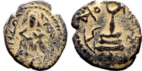 al-Malik ibn Marwan (687-705) Follis. Obverse: Imperial figure. Reverse: Modified cross potent set on steps