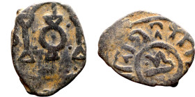 al-Malik ibn Marwan (687-705) Follis. Obverse: Imperial figure. Reverse: Modified cross potent set on steps