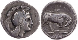 LUKANIEN THOURIOI
 AR-Didrachme/Nomos um 330 v. Chr., Ph(...) / The(...) Vs.: Kopf der Athena mit Skylla-Helm n. r., Rs.: Stier stößt auf Standlinie ...