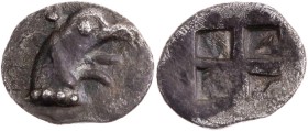 IONIEN PHOKAIA
 AR-Tetartemorion 530-510 v. Chr. Vs.: Greifenkopf mit aufgesperrtem Rachen n. r., Rs.: viergeteiltes quadratum incusum Slg. Klein 450...