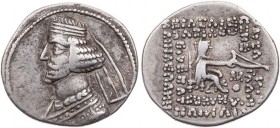 PARTHER, KÖNIGREICH DER ARSAKIDEN
Mithradates III., 57-54 v. Chr. AR-Drachme Mithradatkart Vs.: Büste in Ornat mit Diadem n. l., Rs.: 8-zeilige Beisc...