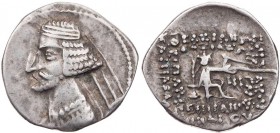 PARTHER, KÖNIGREICH DER ARSAKIDEN
Mithradates III., 57-54 v. Chr. AR-Drachme Nisa Vs.: Büste in Ornat mit Diadem n. l., Rs.: 8-zeilige Beischrift, Ar...