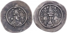 SASANIDEN
Chusro II., 590-628 n. Chr. AR-Drachme Jahr 15 ART (Gor) Vs.: Büste in Ornat mit Krone n. r., Rs.: Feueraltar zwischen zwei Wächtern Mitchi...