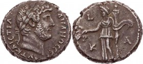 ÄGYPTEN ALEXANDRIA
Hadrianus, 117-138 n. Chr. BI-Tetradrachme 136/137 n. Chr. (= Jahr 21) Vs.: Kopf mit Lorbeerkranz n. r., Rs.: Demeter steht mit Fa...