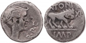 IMPERATORISCHE PRÄGUNGEN
Marcus Antonius, gest. 30 v. Chr. AR-Quinar 42 v. Chr. Lugdunum Vs.: [III·VIR·] R·P·C, Büste der Victoria mit den Zügen der ...