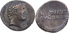 IMPERATORISCHE PRÄGUNGEN
Marcus Antonius, gest. 30 v. Chr. AR-Denar 32 v. Chr. Athen Vs.: ANTON AVG IM[P III COS DES III V] R P C, Kopf n. r., Rs.: A...