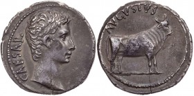 RÖMISCHE KAISERZEIT
Augustus, 27 v.-14 n. Chr. AR-Denar ca. 21/20 v. Chr. Samos? Vs.: CAESAR, Kopf n. r., Rs.: AVGVSTVS, Stier steht n. r. RIC 475; C...