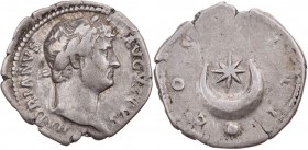 RÖMISCHE KAISERZEIT
Hadrianus, 117-138 n. Chr. AR-Denar 125-128 n. Chr. Rom Vs.: HADRIANVS AVGVSTVS, Kopf mit Lorbeerkranz n. r., Rs.: COS III, liege...