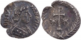 BYZANZ
Iustinianus I., 527-565. AR-1/4 Siliqua 540-552 Ravenna Vs.: D N IV[STIN]-IANVI I I C (!), gepanzerte und drapierte Büste mit Perlendiadem n. ...