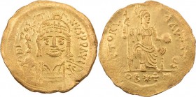 BYZANZ
Iustinus II., 565-578. AV-Solidus zu 22 Siliquae um 570 Constantinopolis Vs.: D N I-VSTI-NVS PP AVI, gepanzerte Büste mit Helm, Perlendiadem, ...