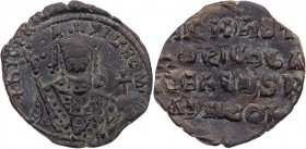 BYZANZ
Nikephoros II. Phokas, 963-969. AE-Follis Konstantinopolis Vs.: Büste in Loros mit Kreuzkrone, Langkreuz und Kreuzglobus v. v., Rs.: 4 Zeilen ...