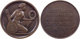GÖTTINNEN, MYTHISCHE GESTALTEN, ALLEGORIEN MUSE(N)
 Bronzemedaille 1910 (mit zwei Monogrammen signiert), München Auf die Ausstellung muhammedanischer...