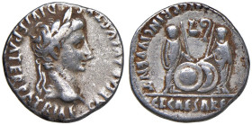 Augusto (27 a.C - 14) Denario (Lugdunum) Testa laureata a d. - R/ Gaio e Lucio in piedi di fronte, tenendo scudo e lancia - RIC 207 AG (g 3,72)

MB-...