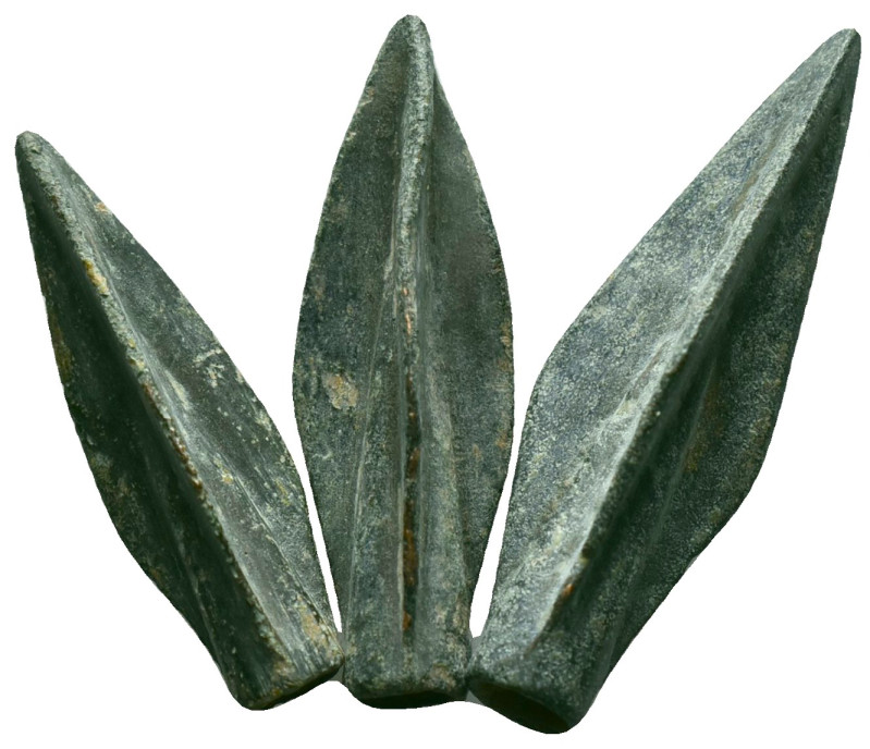 Lot of 3 Arrow heads (SOLD AS SEEN,NO RETURN.) Reference: Condition: Very Fine
...