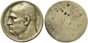 ITALIA Benito Mussolini (1883-1945) Medaglia senza data uniface - Opus: C. Rivolta AE dorato (g 27,44 - Ø 41 mm)