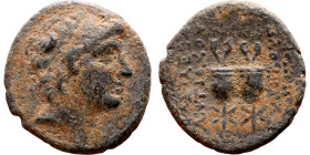 Antiochos X Eusebes (Seleukid King: 95-83 BC). AE bronze. Obv.:  Diademed head of Antiochus X right, with fringe of curly beard Rev: Pilei of the Dios...