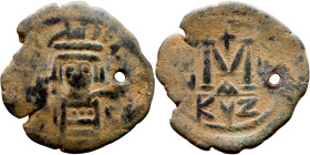Heraclius (610-641) Follis. Obverse: Helmeted and cuirassed bust facing, holding globus cruciger and shield., Reverse: Large M above cross, ANNO