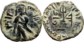 al-Malik ibn Marwan (687-705) Follis. Obverse: Imperial figure. Reverse: Modified cross potent set on steps