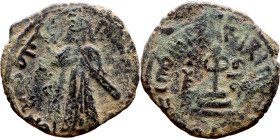 al-Malik ibn Marwan (687-705) Follis. Obverse: Imperial figure. Reverse: Modified cross potent set on steps