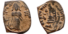 al-Malik ibn Marwan (687-705) Follis. Obverse: Imperial figure. Reverse: Modified cross potent set on steps