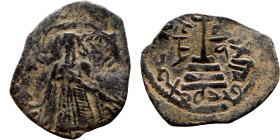 al-Malik ibn Marwan (687-705) Follis. Obverse: Imperial figure. Reverse: Modified cross potent set on steps